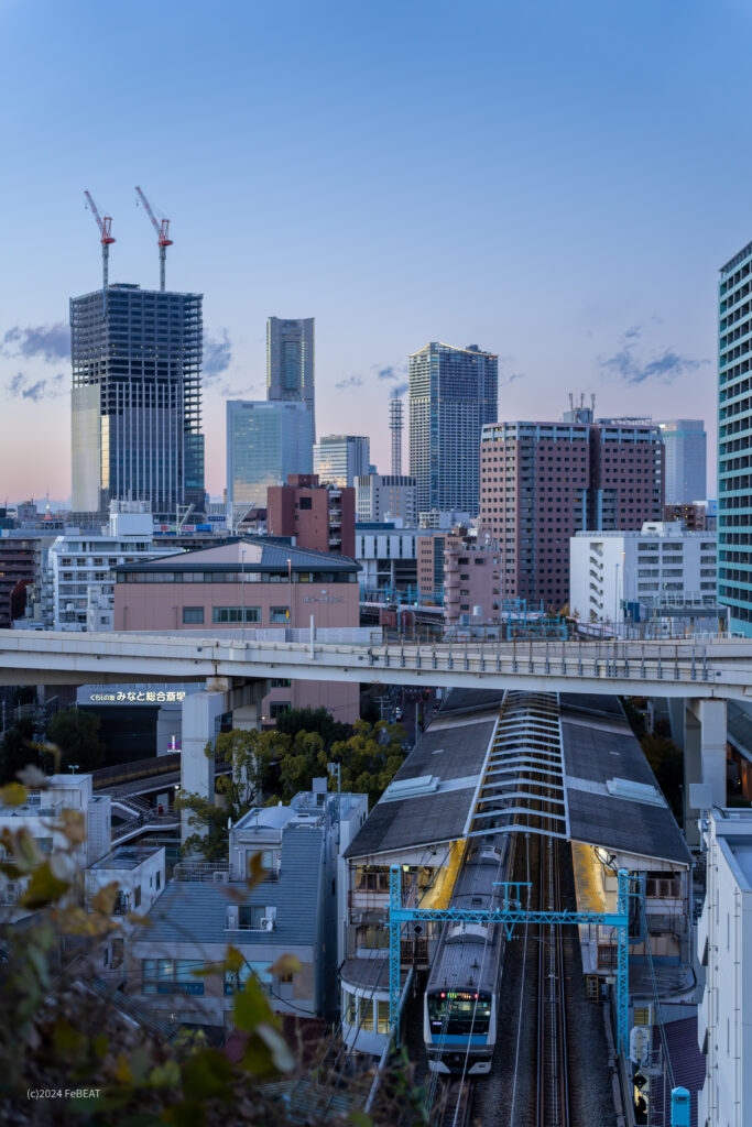 根岸線の石川町駅へと停車するE233系