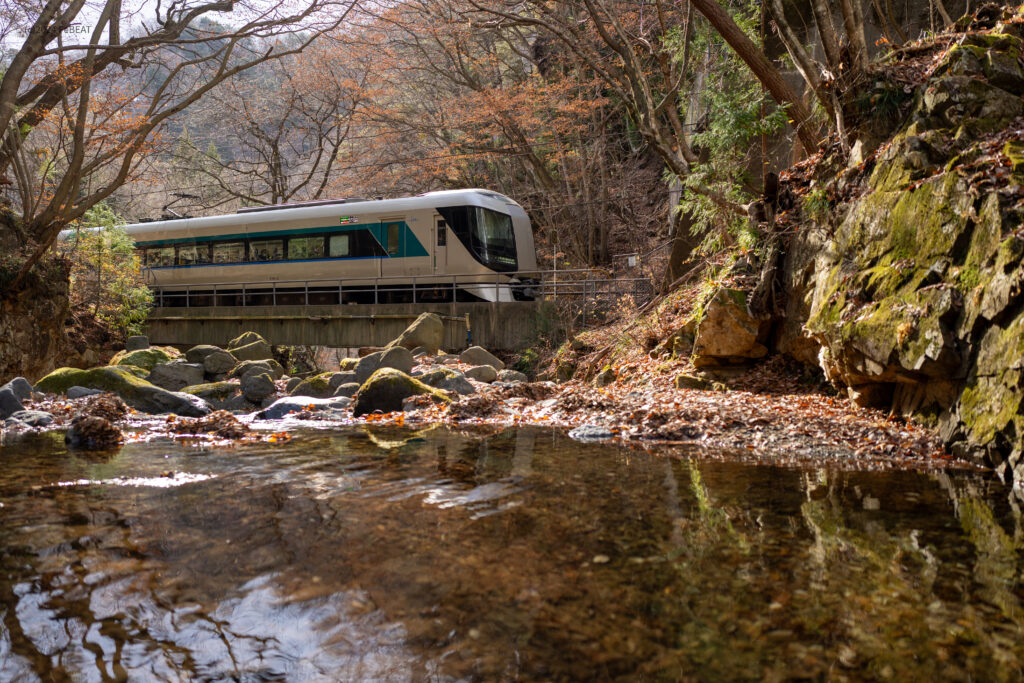 野岩鉄道会津鬼怒川線を龍王峡から川治温泉へと走る東武鉄道500系リバティ