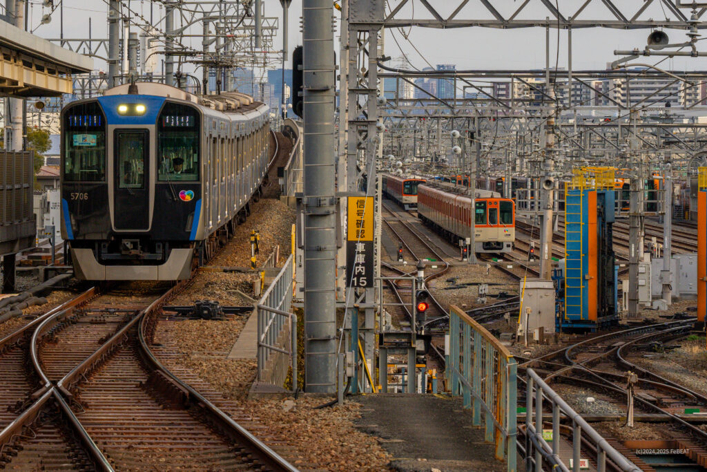 尼崎車庫をかすめて阪神本線を大物から尼崎へと走る5700系