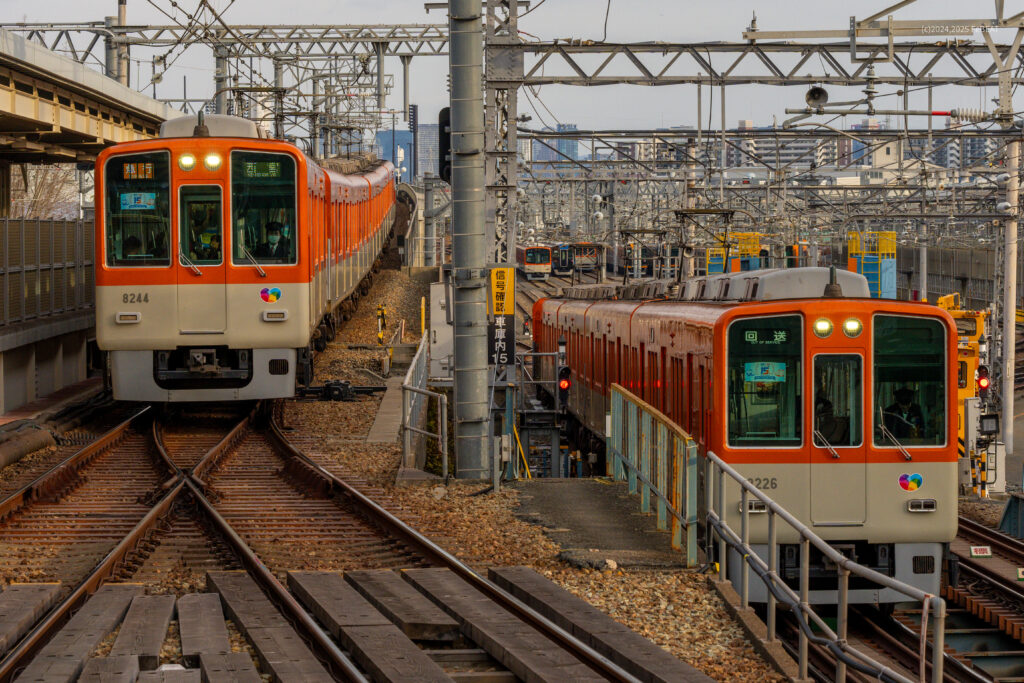 阪神本線から尼崎駅へ進入する8000系と車庫から同時進入する8000系