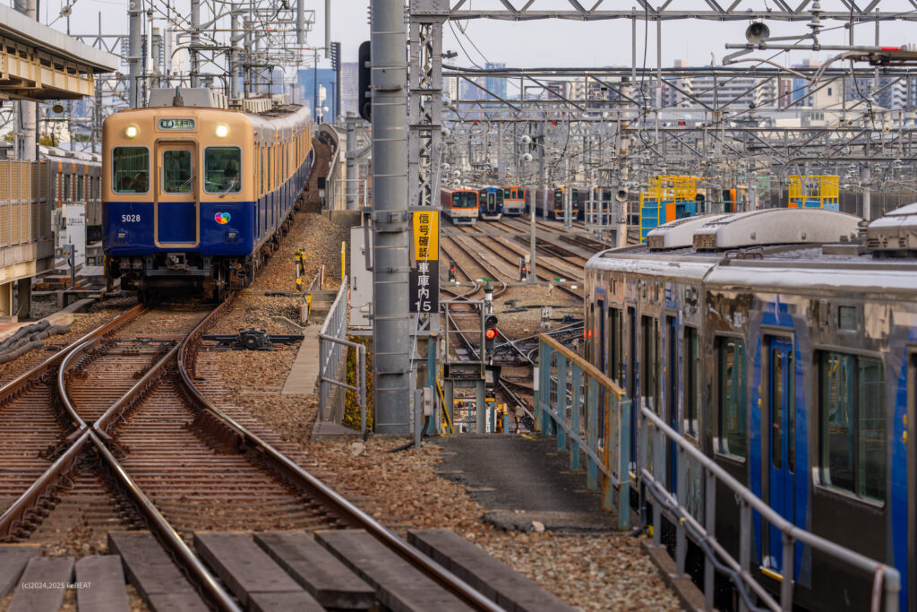 尼崎車庫をかすめて阪神本線を大物から尼崎へと走る5001形