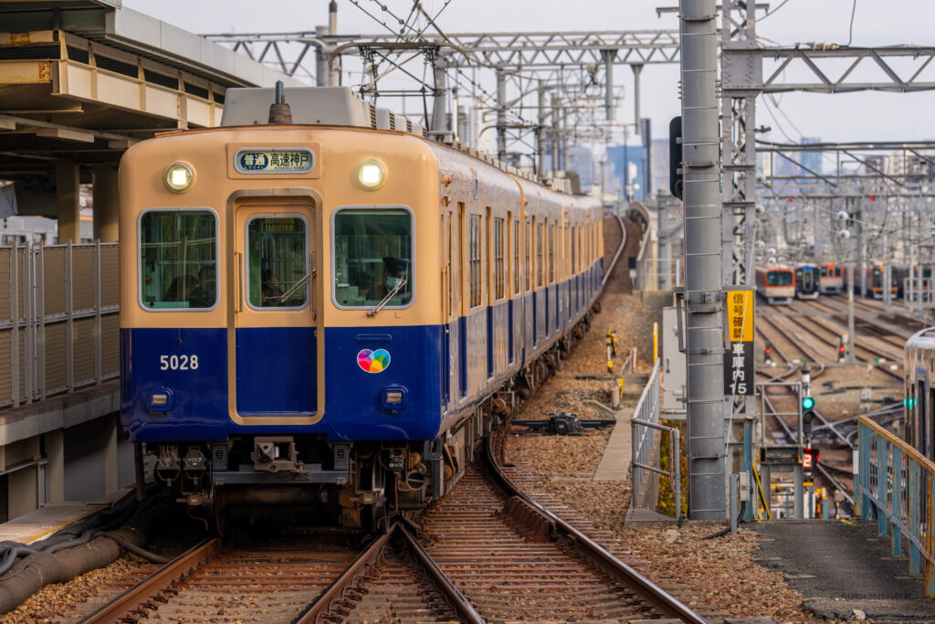 阪神本線の尼崎駅へと進入する5001形