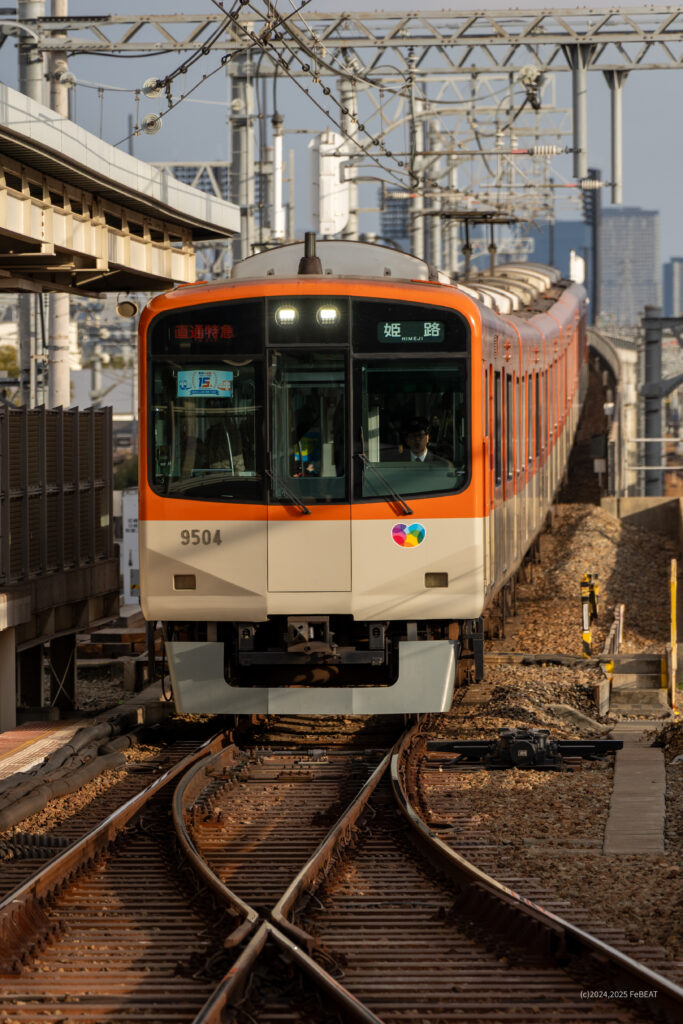 阪神本線の尼崎駅へと進入する9300系