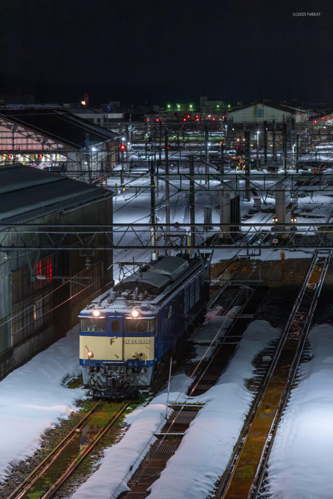 長岡駅構内の機関庫から霜氷除去へと出発するEF64形電気機関車