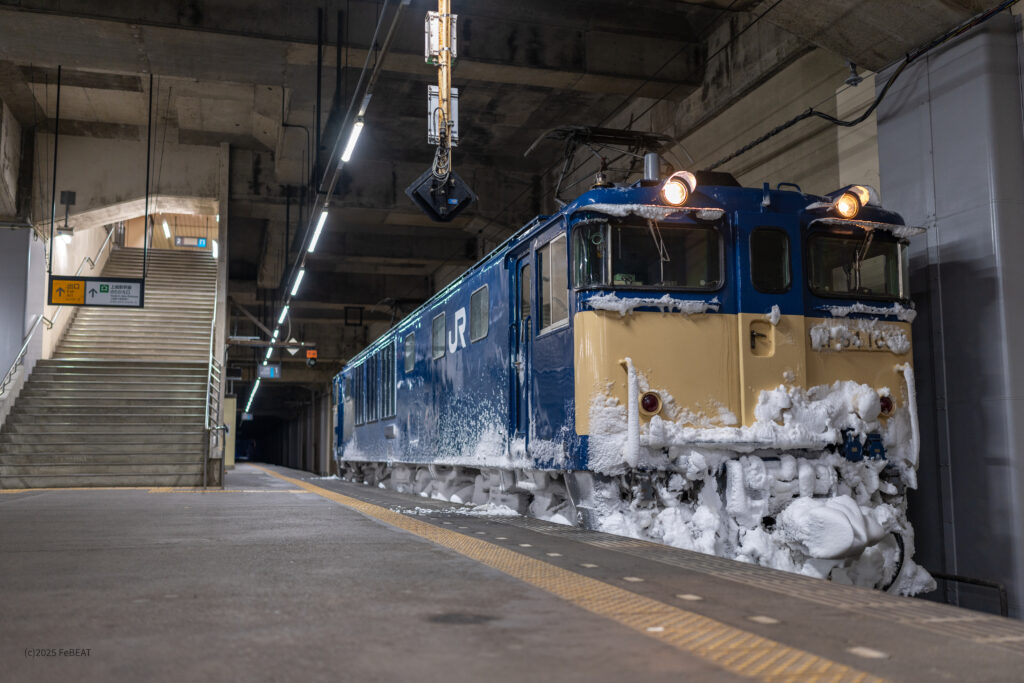 上越線の浦佐駅に停車するEF64形電気機関車