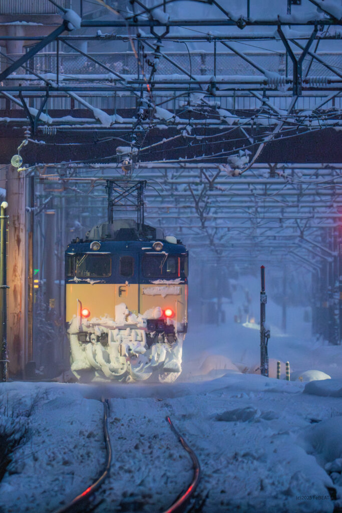 上越線の浦佐駅を出発するEF64形電気機関車