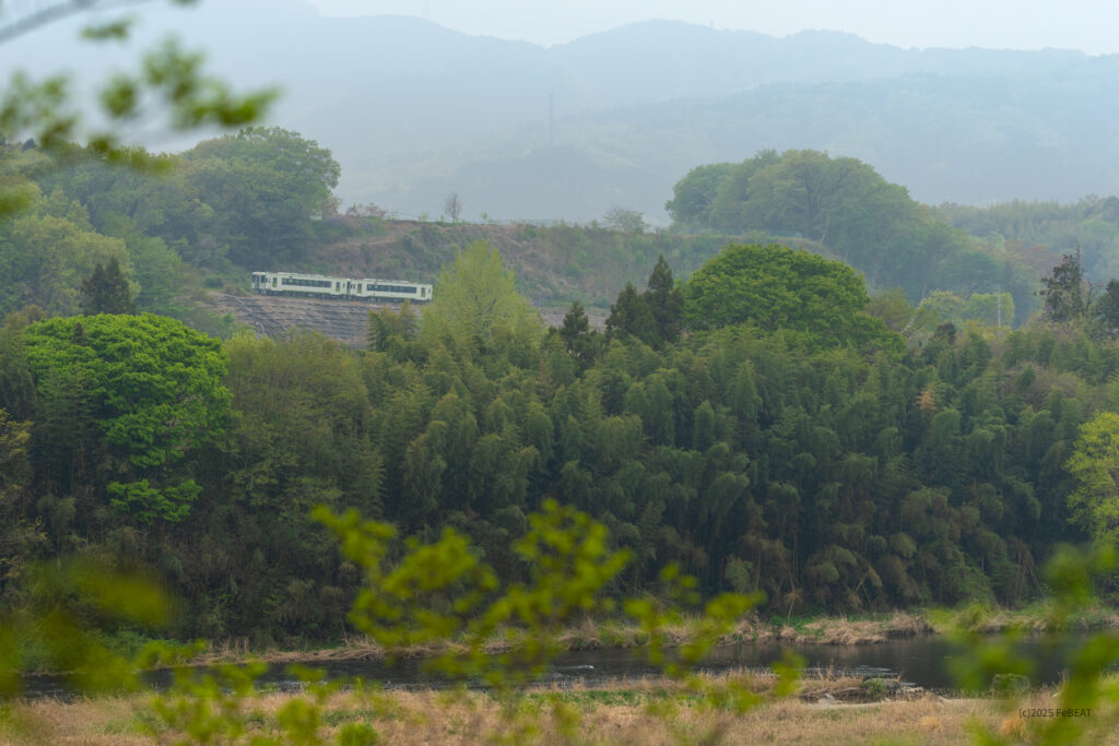 八高線を寄居から折原へと河岸段丘を登るキハ110系