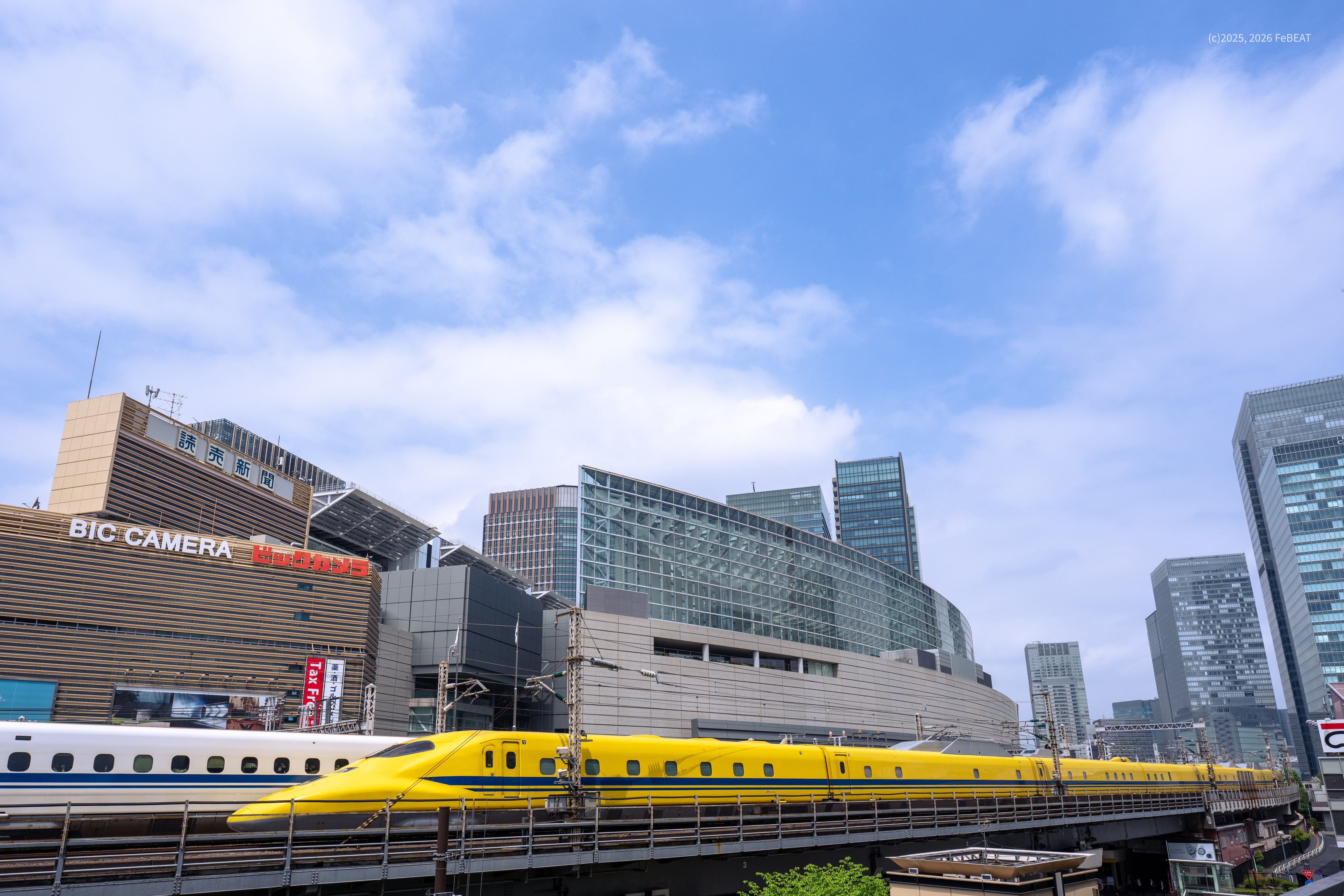東海道新幹線を東京から品川へと走る923形新幹線電気軌道総合試験車「ドクターイエロー」