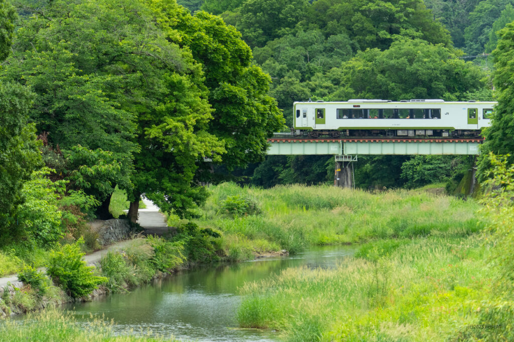 槻川を渡り八高線の明覚〜小川町を走るキハ110系