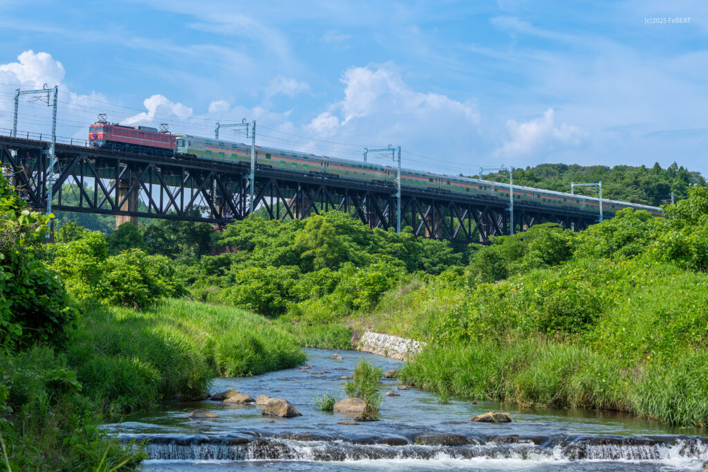 黒川を渡り東北本線を白坂から豊原へと走るEF81形電気機関車が牽くE26系カシオペア