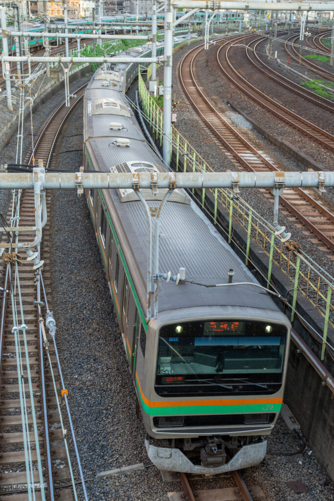 上野駅を発ち東北本線を進むE231系