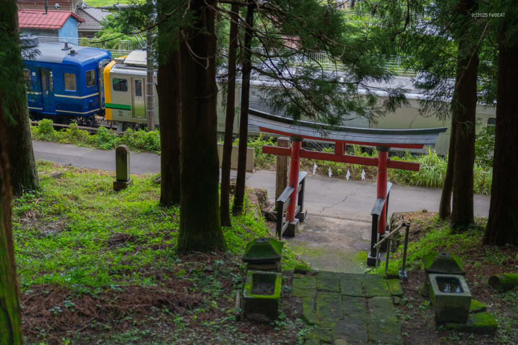 信越本線を横川から西松井田へと走る12系客車とGV-E197系気動車