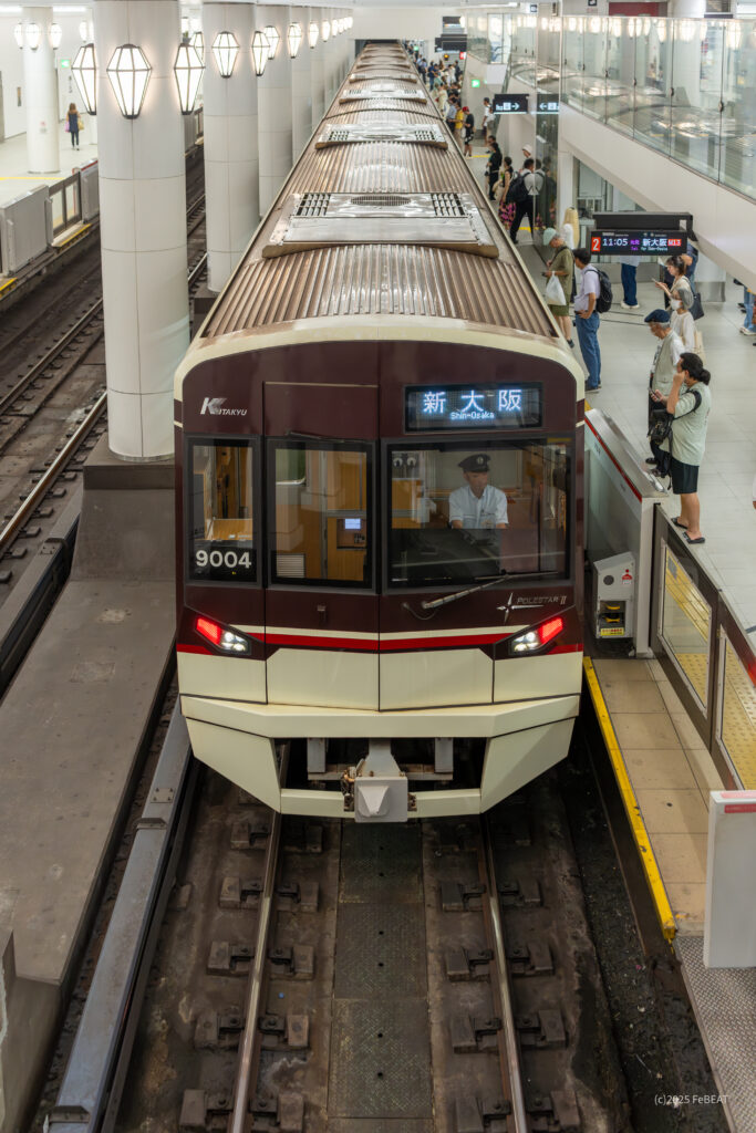 大阪メトロ御堂筋線の天王寺駅に進入する北大阪急行9000形「竹林」ラッピング編成