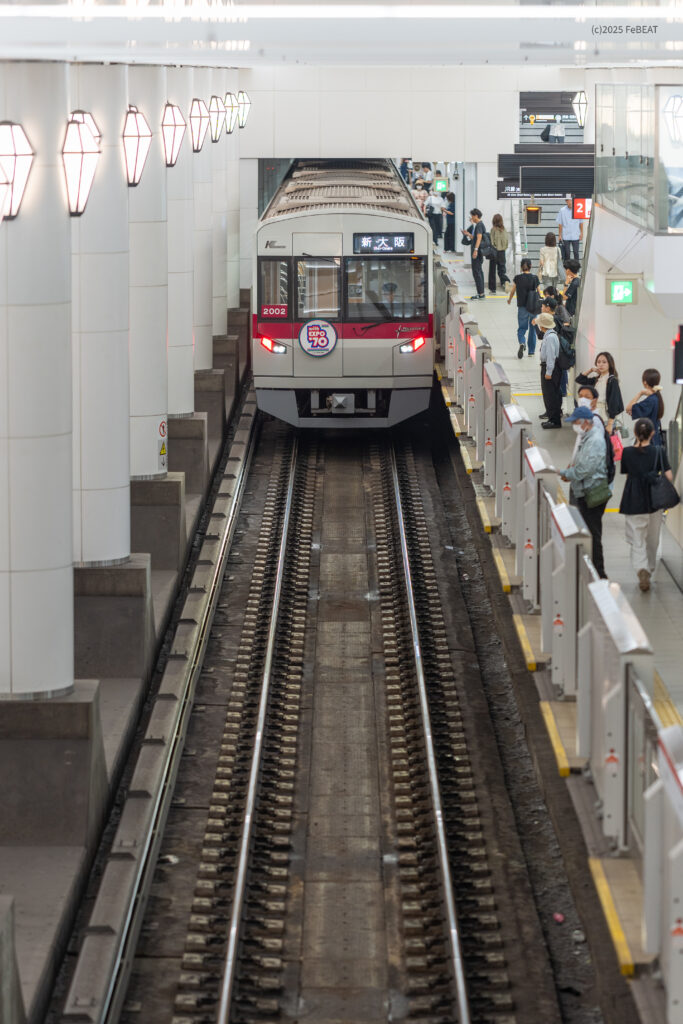 大阪メトロ御堂筋線の天王寺駅に進入する北大阪急行9000形「万博ラッピング列車」