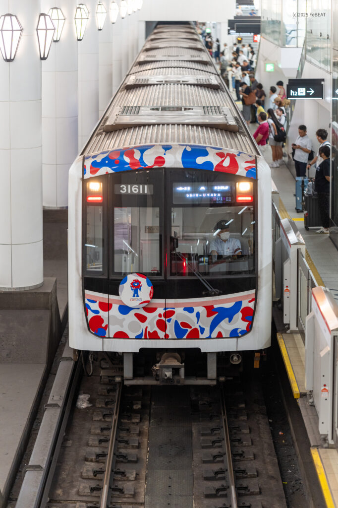 大阪メトロ御堂筋線の天王寺駅に進入する30000系「万博ラッピング電車」