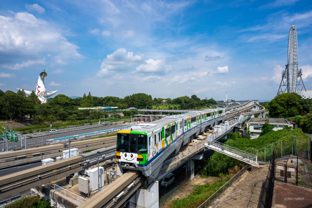 大阪モノレール本線を宇野辺から万博記念公園へと走る2000系「北おおさか信用金庫号」