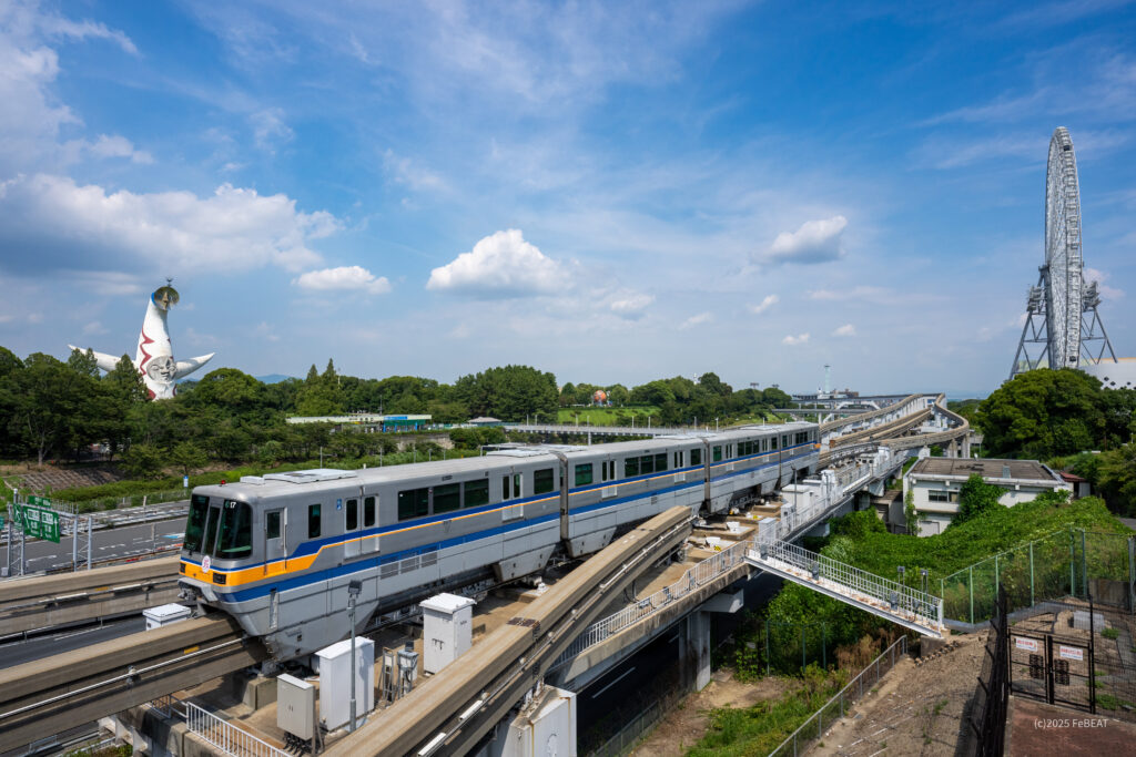 大阪モノレール彩都線を公園東口から万博記念公園へと走る2000系イエローライン編成