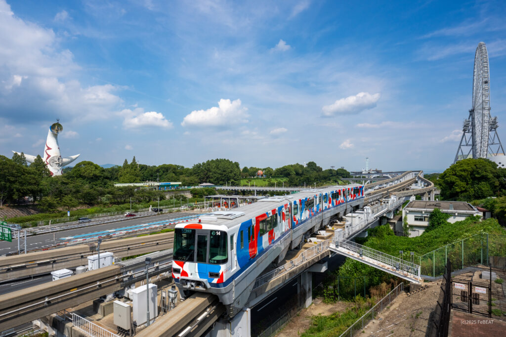 大阪モノレール本線を宇野辺から万博記念公園へと走る2000系「EXPO TRAIN 2025 大阪モノレール号」