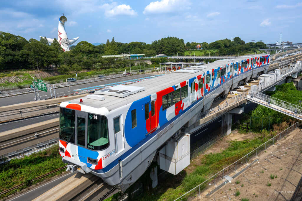 大阪モノレール本線を宇野辺から万博記念公園へと走る2000系「EXPO TRAIN 2025 大阪モノレール号」