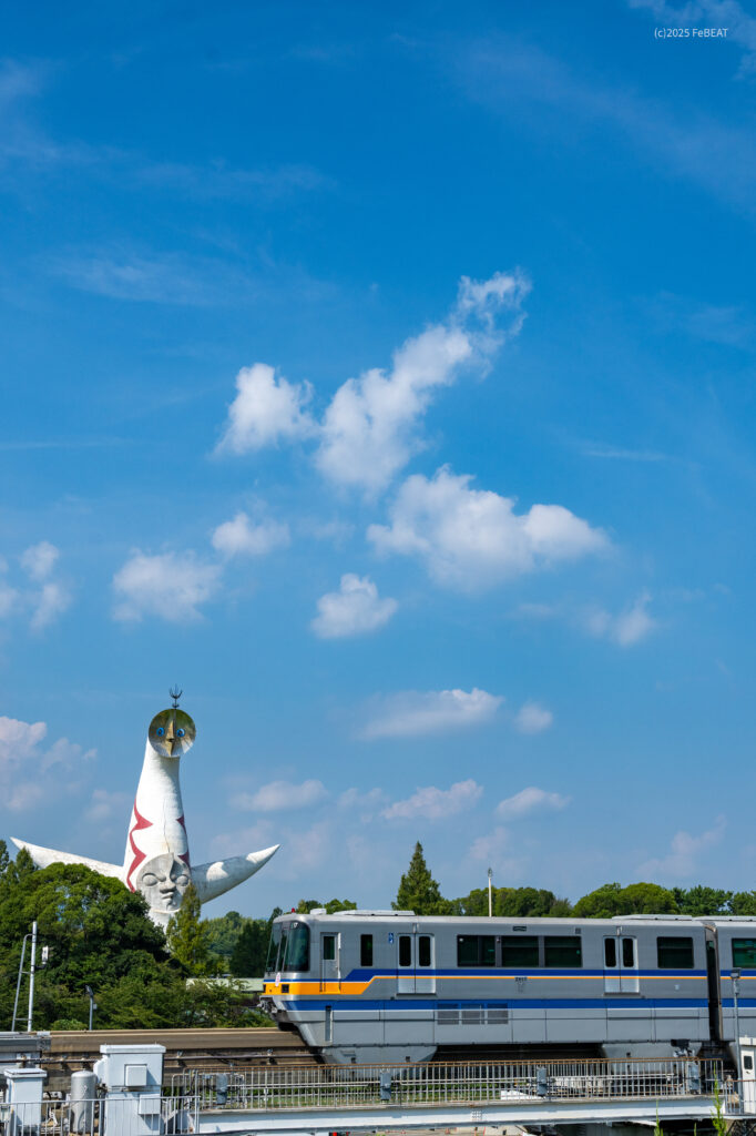 大阪モノレール彩都線を公園東口から万博記念公園へと走る2000系イエローライン編成