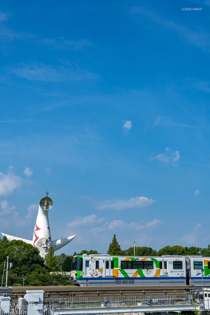大阪モノレール本線を万博記念公園から宇野辺へと走る2000系「北おおさか信用金庫号」