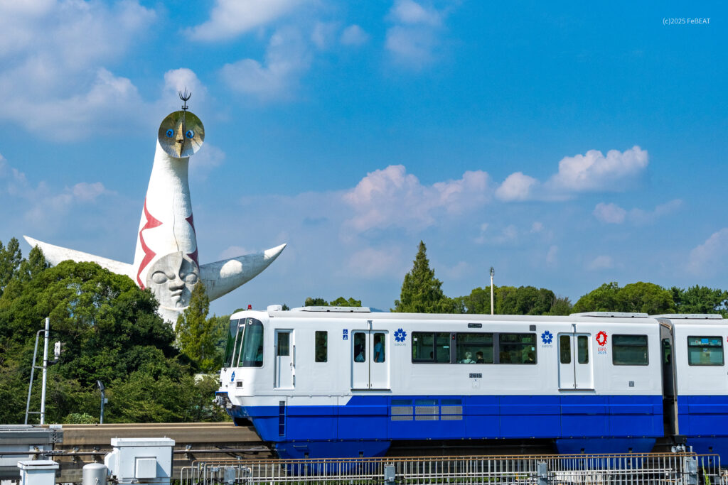 大阪モノレール彩都線を公園東口から万博記念公園へと走る2000系「1970年大阪万博50周年記念号」