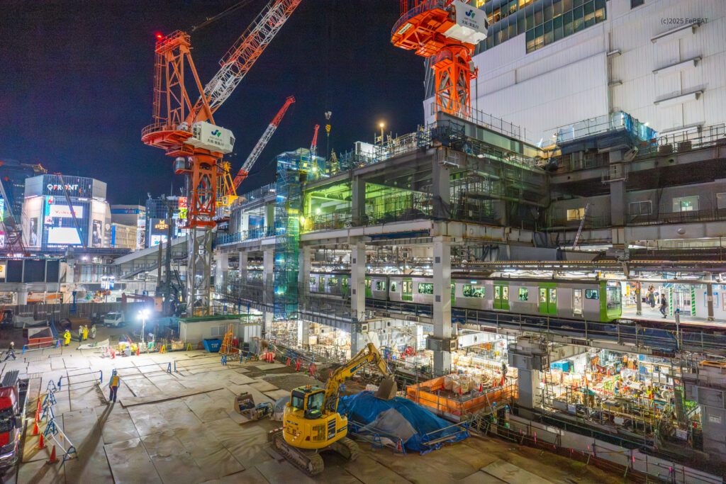 山手線の渋谷駅を発車する外回り列車のE235系