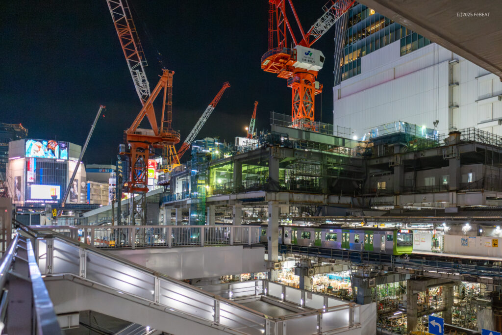山手線の渋谷駅を発車する外回り列車のE235系