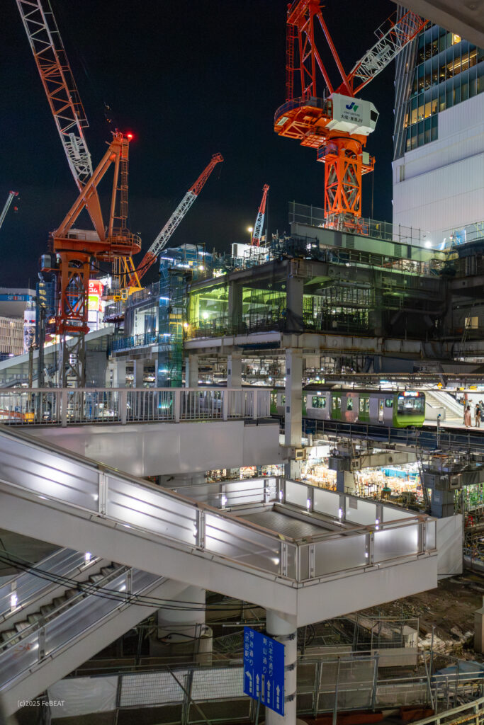 山手線の渋谷駅を発車する外回り列車のE235系