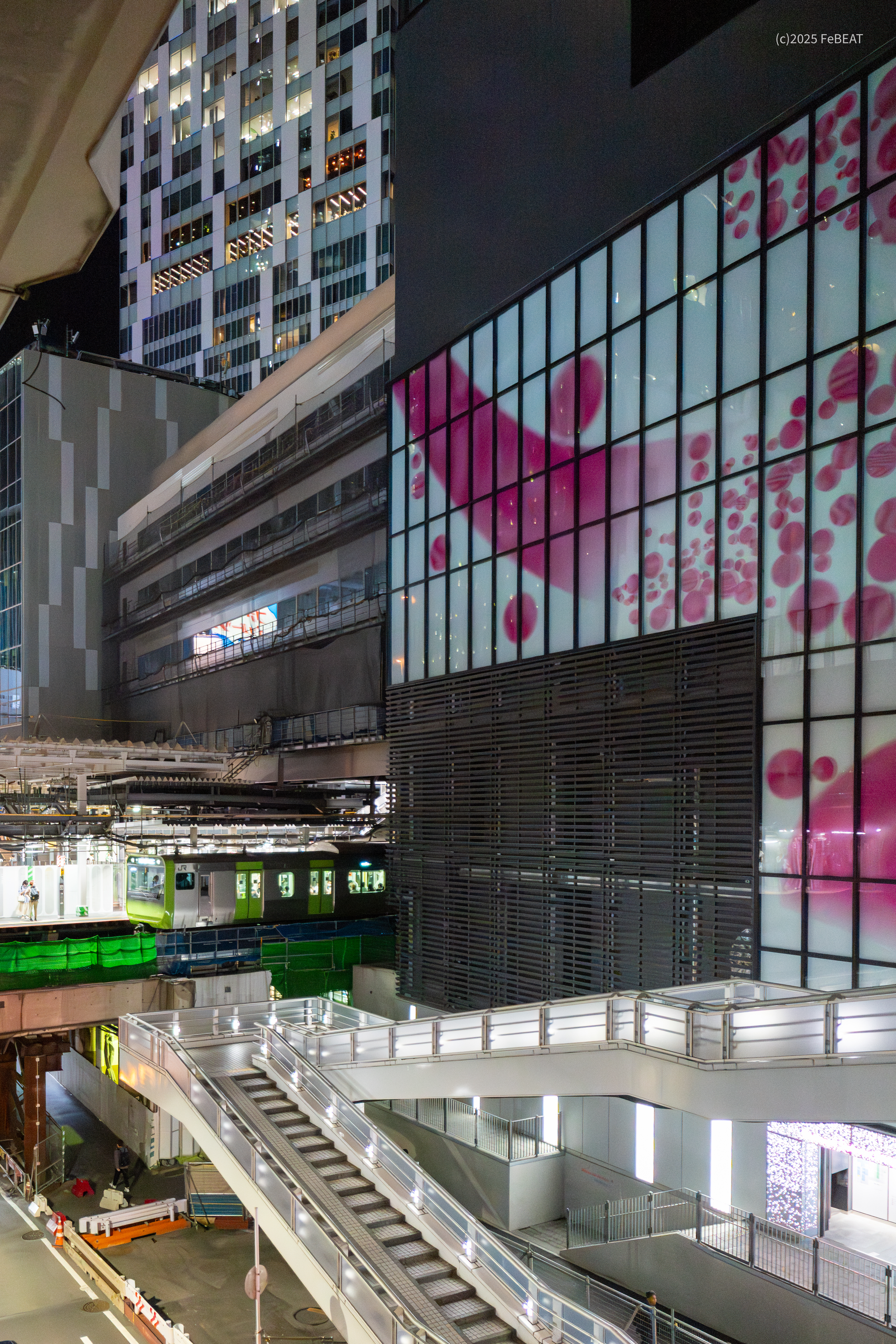 山手線の渋谷駅に進入するE235系外回り列車