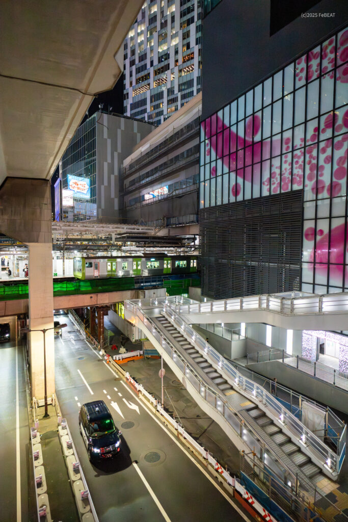 山手線の渋谷駅に進入するE235系外回り列車