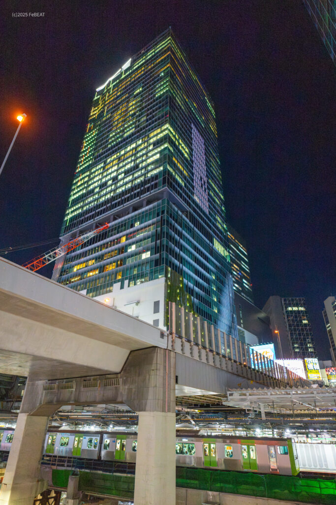 山手線の渋谷駅を出発するE235系外回り列車