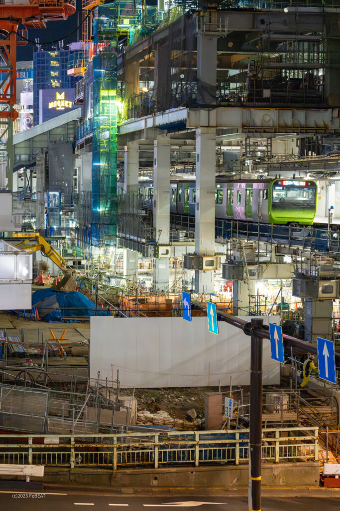 山手線の渋谷駅を発車する外回り列車のE235系