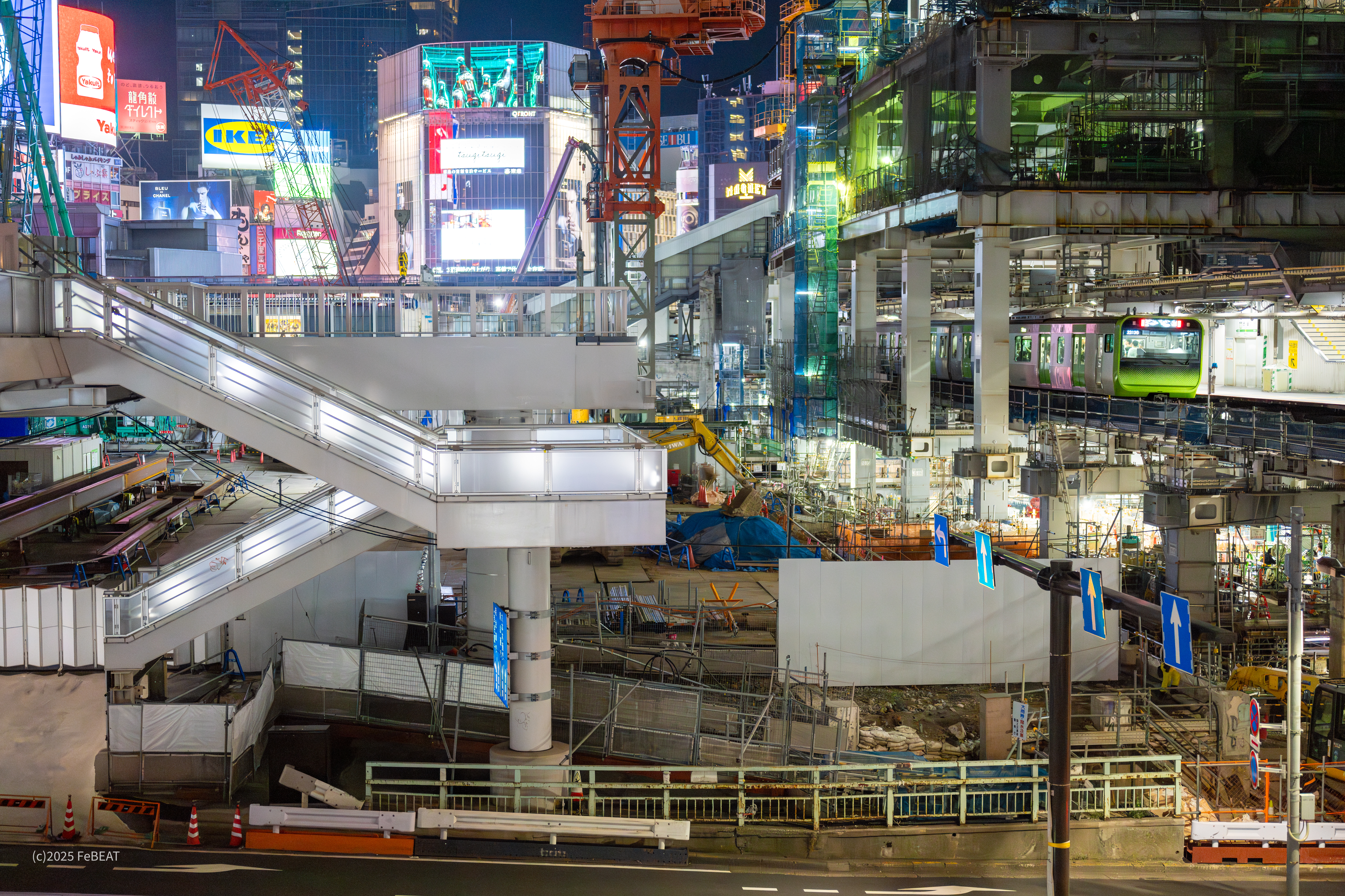 山手線の渋谷駅を発車する外回り列車のE235系