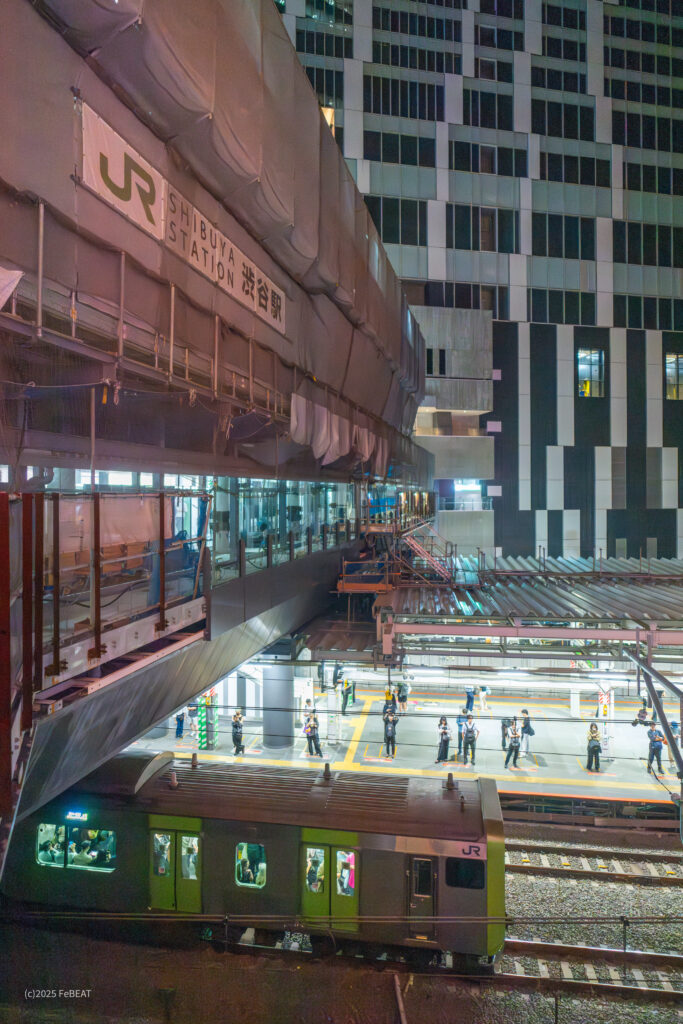 山手線の渋谷駅を発ち恵比寿へと向かう内回り列車のE235系