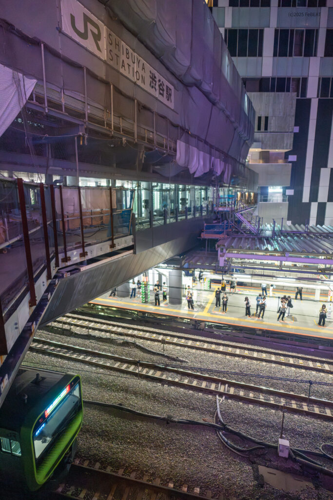 渋谷駅に到着する山手線外回り列車のE235系