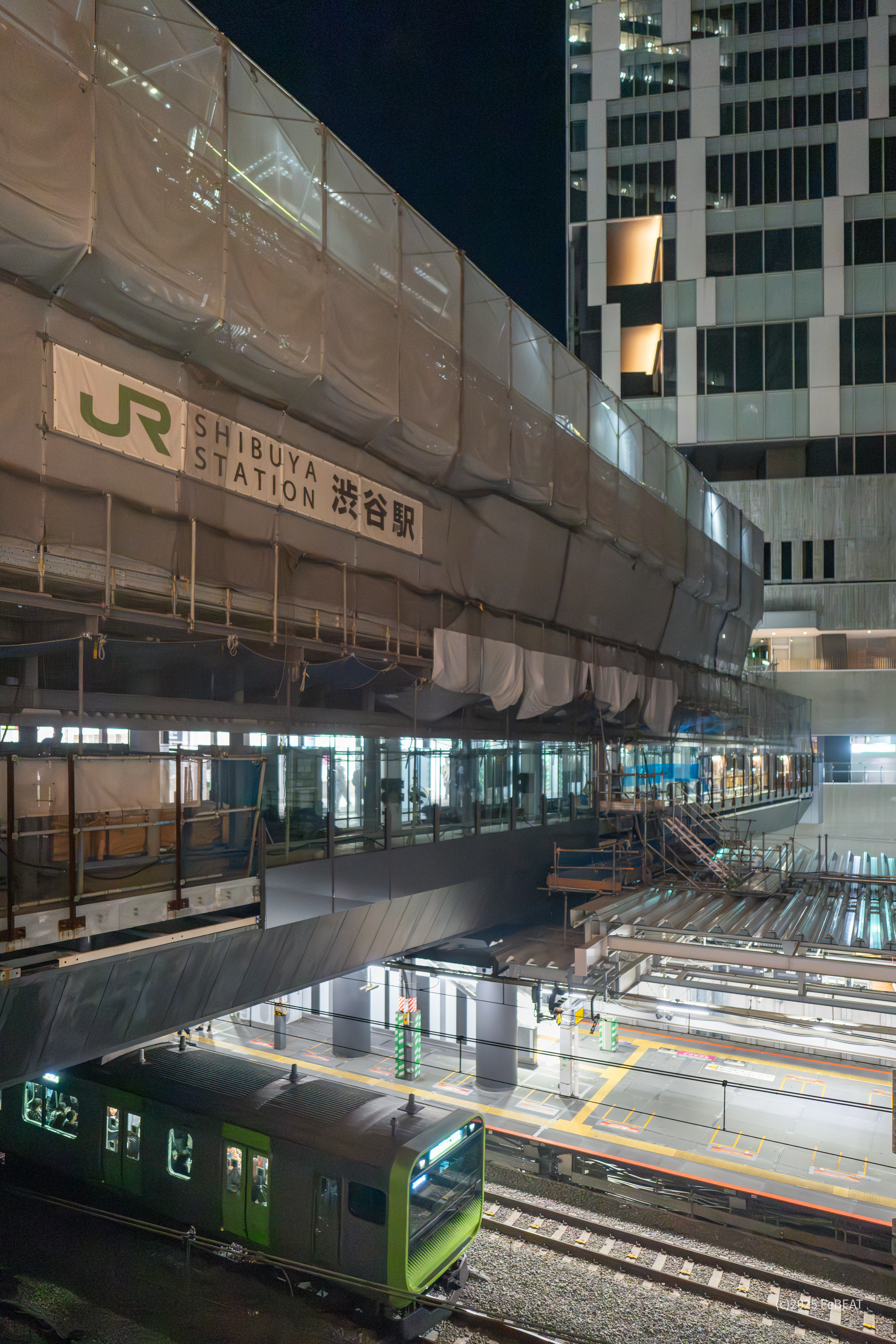 山手線の渋谷駅を発ち恵比寿へと向かう内回り列車のE235系