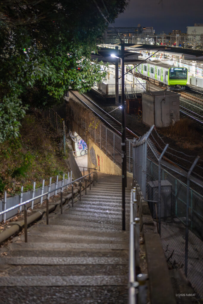 山手線の西日暮里駅に停車するE235系