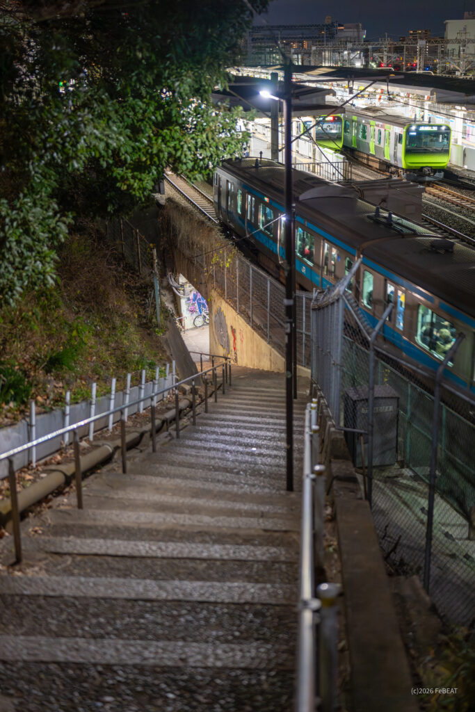山手線の西日暮里駅に停車するE235系と進入する京浜東北線のE233系