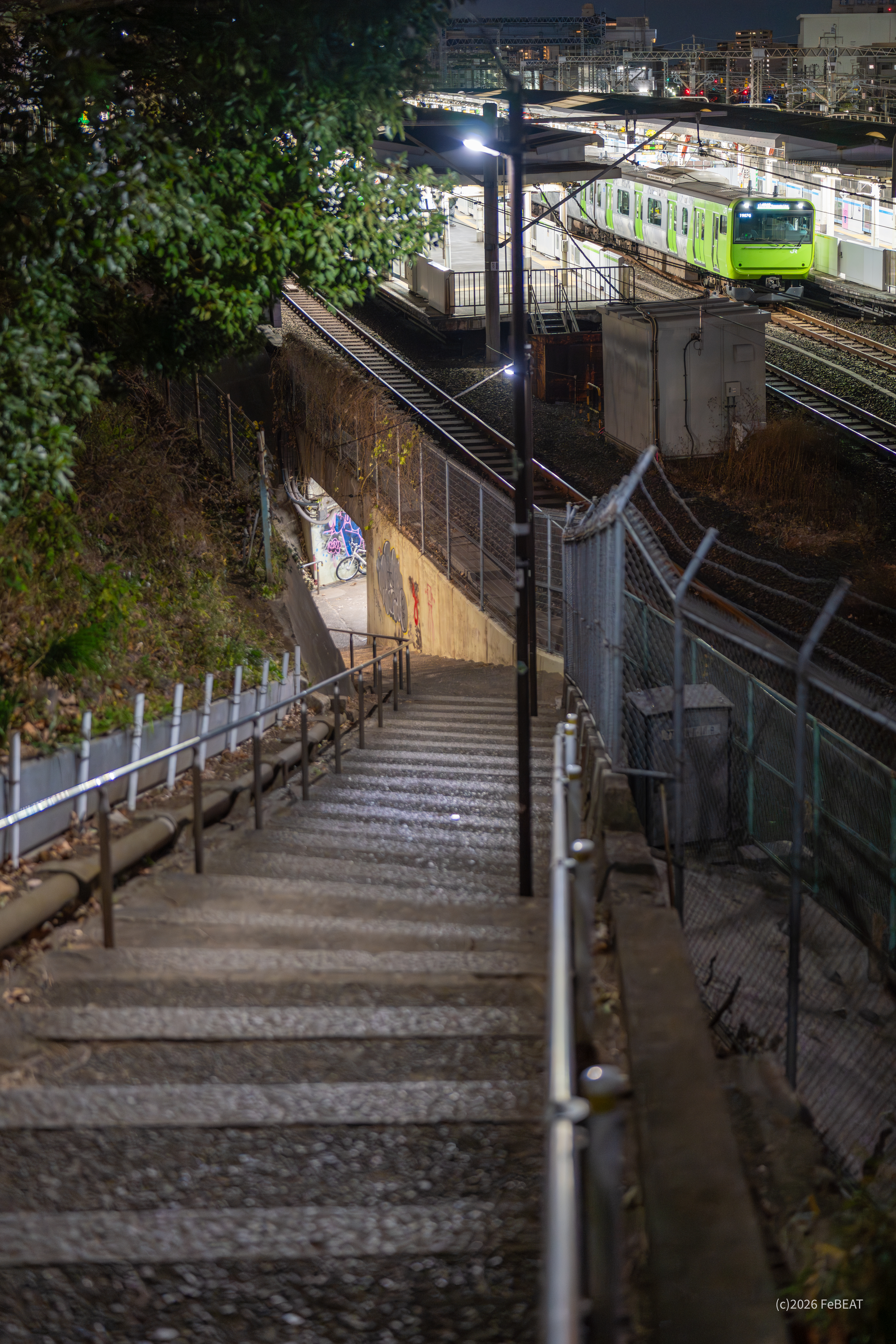 山手線の西日暮里駅に停車するE235系の「山手線環状運転100周年記念103系復刻ラッピングトレイン」