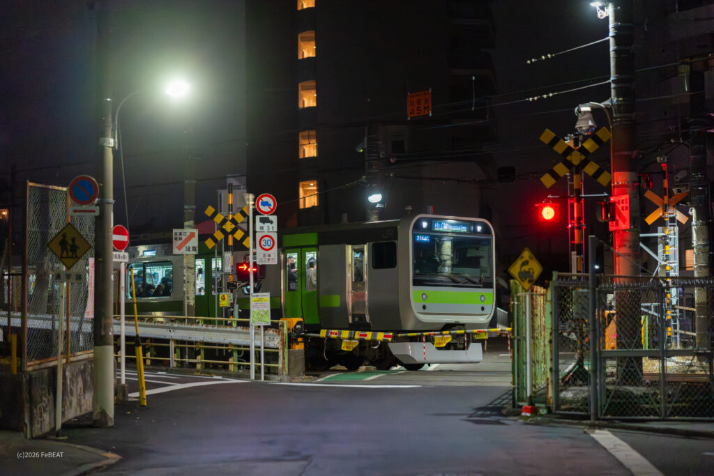 山手線を田端から駒込へと走るE235系の「山手線環状運転100周年記念205系復刻ラッピングトレイン」