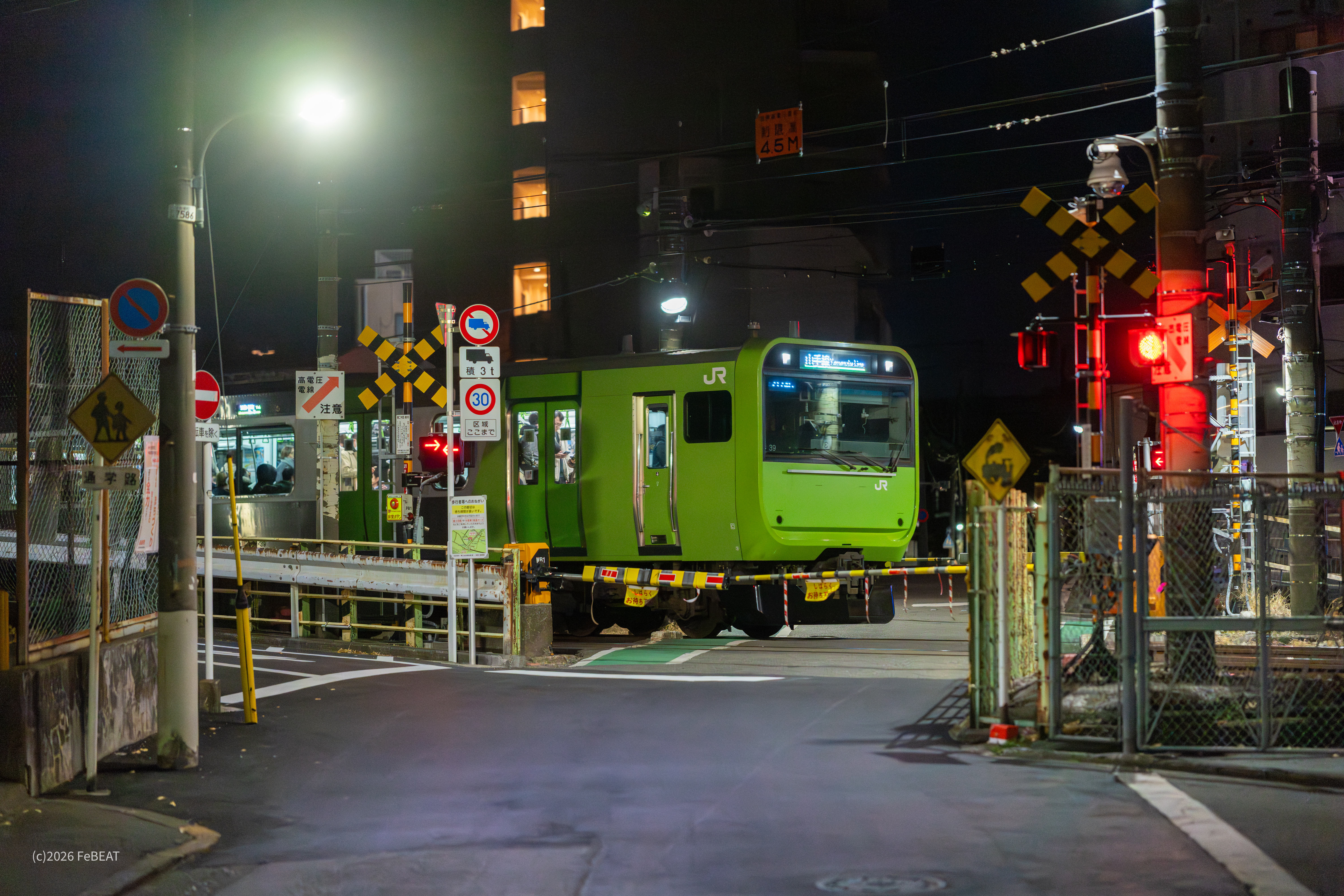 山手線を田端から駒込へと走るE235系の「山手線環状運転100周年記念103系復刻ラッピングトレイン」