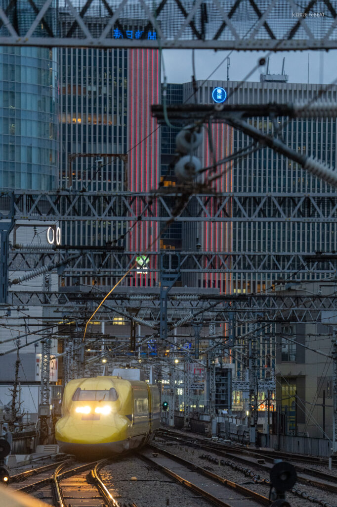 東海道新幹線の東京駅に入線する923形新幹線電気軌道総合試験車「ドクターイエロー」