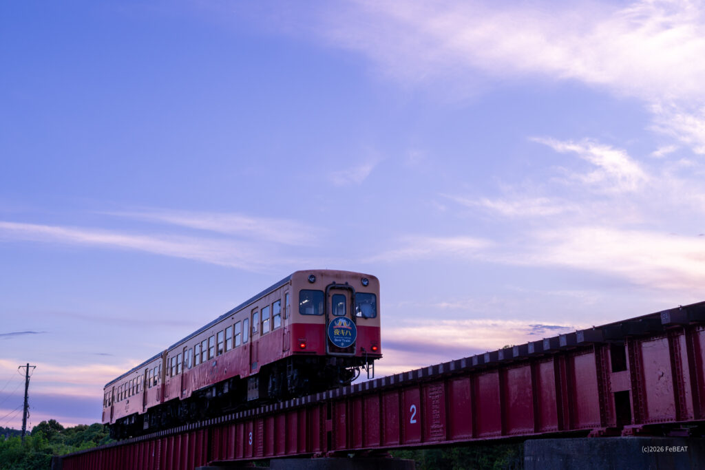 小湊鉄道を上総山田から光風台からへと養老川を渡るキハ200形「夜キハ」