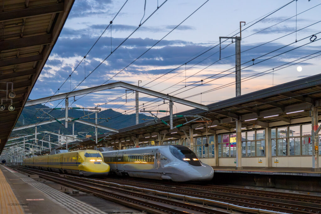 山陽新幹線の三原駅に並ぶ700系Rail Starと923形ドクターイエロー