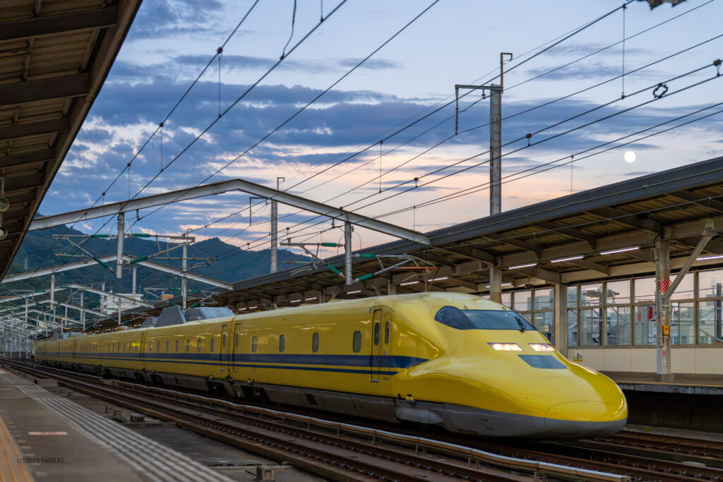 山陽新幹線の三原駅を通過する923形ドクターイエロー
