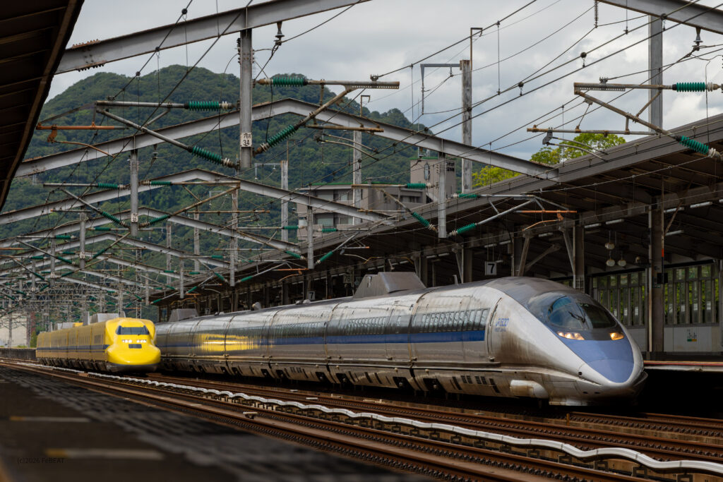 山陽新幹線の三原駅に並ぶ500系と923形ドクターイエロー