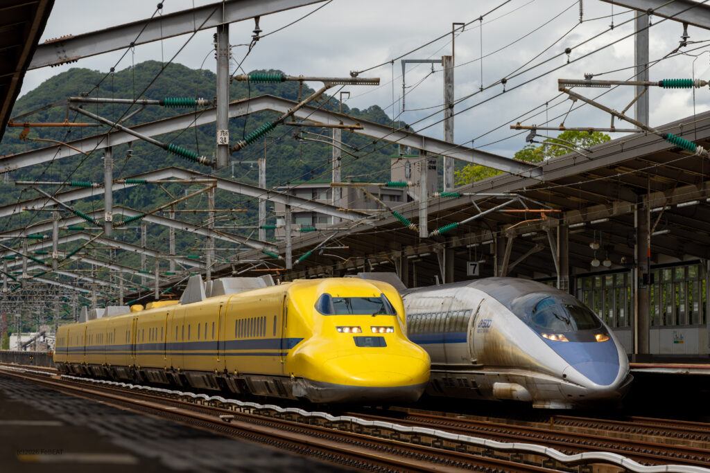 山陽新幹線の三原駅に並ぶ500系と923形ドクターイエロー