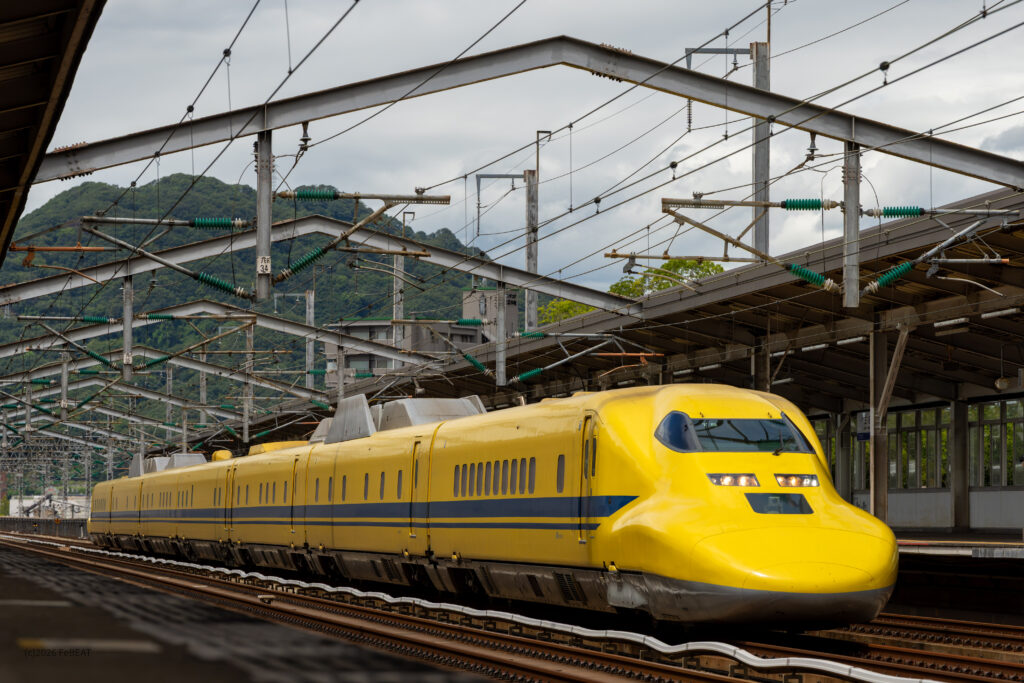山陽新幹線の三原駅を通過する923形ドクターイエロー