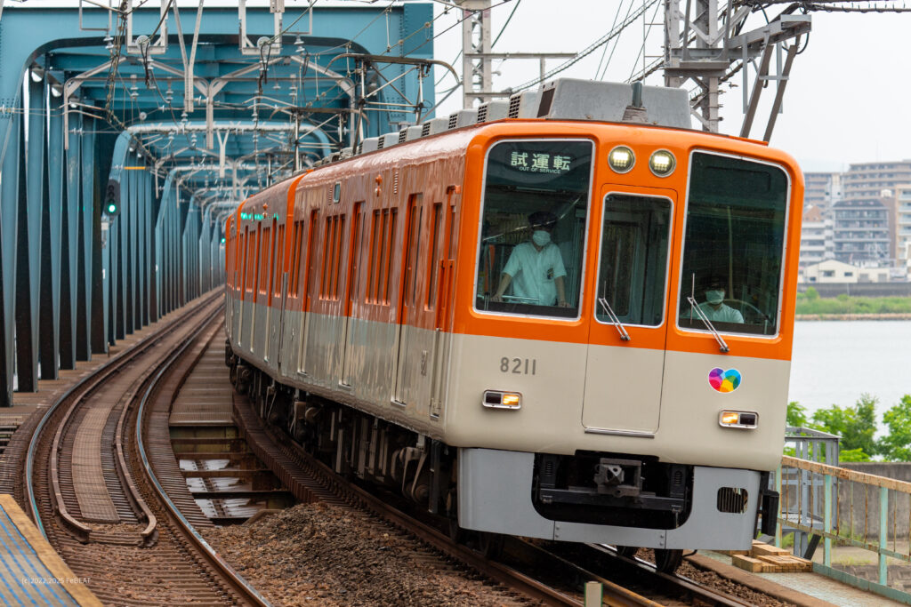 淀川橋梁を渡り阪神本線の淀川駅を通過する8000系